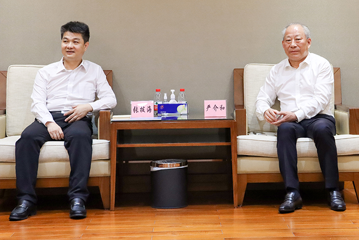 1682060386618008964.jpg 嚴介和理事長同東莞市大嶺山鎮(zhèn)委書記張拔海會談1.jpg
