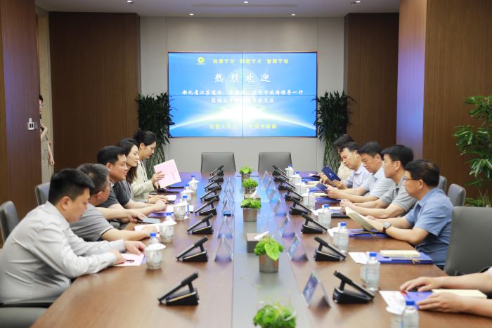 1717146324315002757.jpg 5月30日嚴(yán)昊主席與湖北省江蘇商會(huì)會(huì)長(zhǎng)李興東一行會(huì)談1.jpg