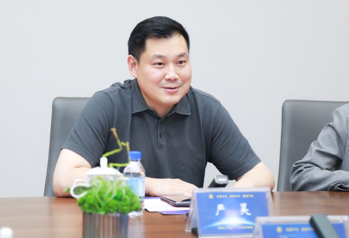 1717146333239059243.jpg 5月30日嚴(yán)昊主席與湖北省江蘇商會(huì)會(huì)長(zhǎng)李興東一行會(huì)談.jpg