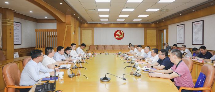 1717986734378097991.jpg 20240607嚴(yán)昊主席與廣東省梅州市梅縣區(qū)委書記溫助民會談3.jpg