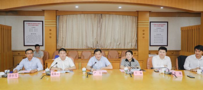 1717986745284077308.jpg 20240607嚴(yán)昊主席與廣東省梅州市梅縣區(qū)委書記溫助民會談1.jpg