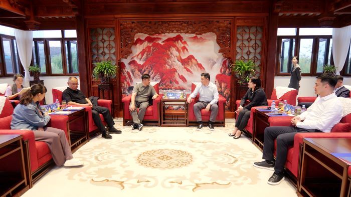 嚴(yán)昊與云南省普洱市思茅區(qū)委副書記、區(qū)長(zhǎng)武詠健會(huì)談2.jpg