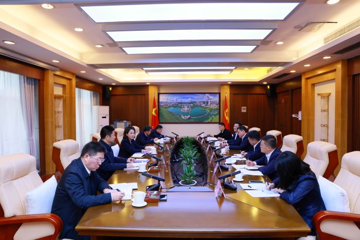 20250205嚴(yán)昊與廣西防城港市委書記黃江、市長邱明宏會談1.jpg