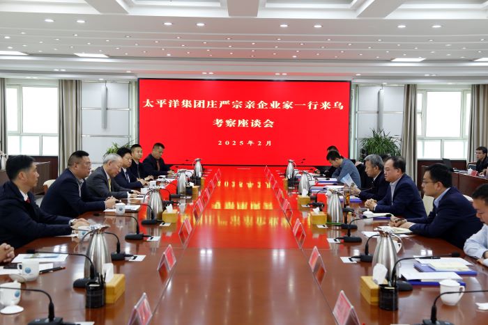 2月27日，與阿克蘇地區(qū)烏什縣委書記顏畫會談1.jpg